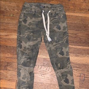 Camouflage skinny with rips at the knees